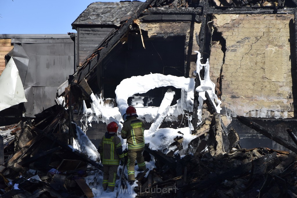 Grossfeuer Einfamilienhaus Siegburg Muehlengrabenstr P1371.JPG - Miklos Laubert